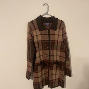 Women’s Pendleton medium petite cardigan with tortoise shell colored buttons.